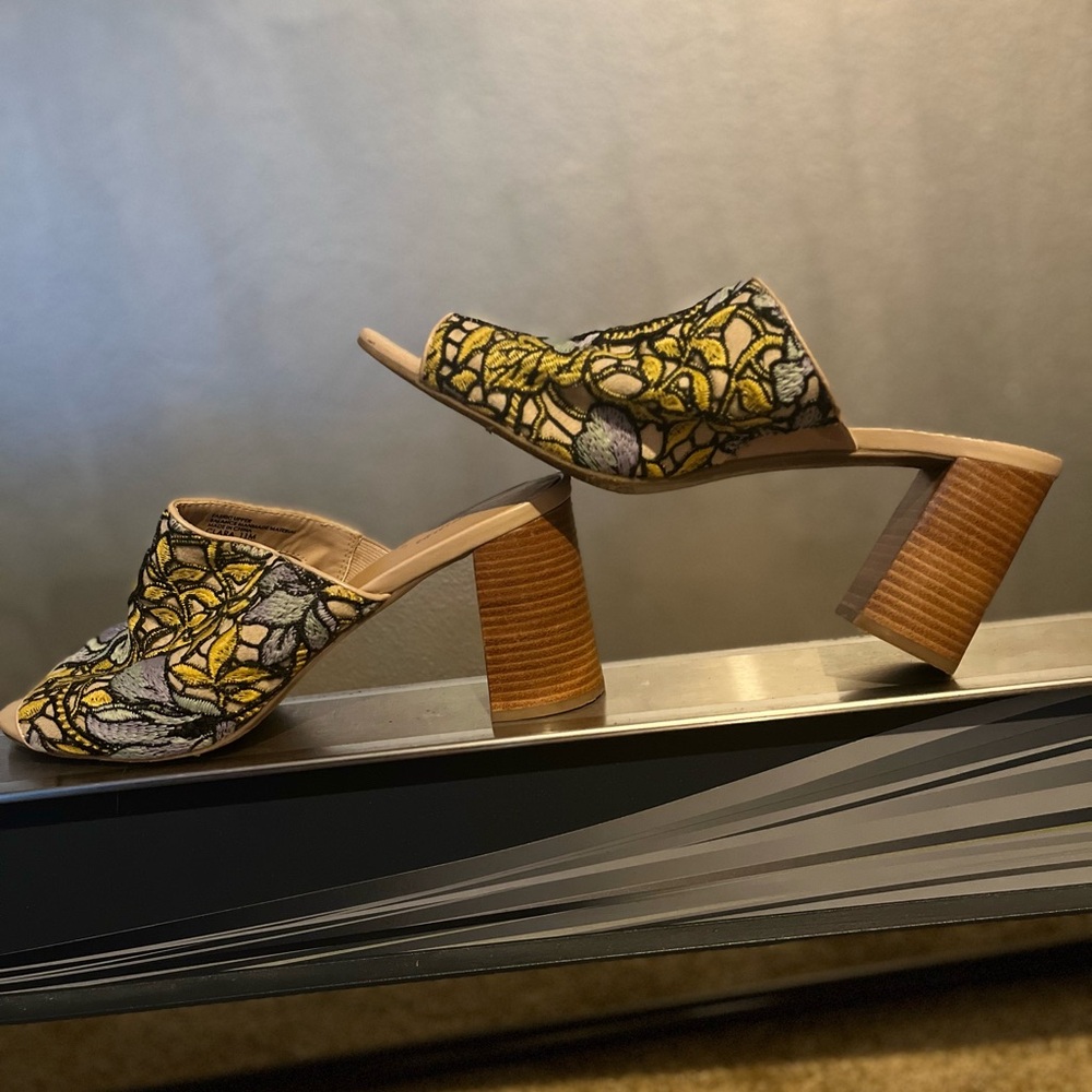 Beautiful Embroidered slides - Picture 12 of 13